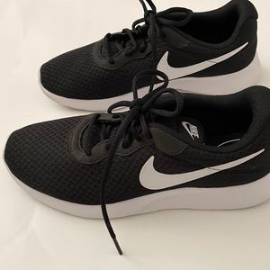 Womens Nike tennis shoe size 91/2 Preowned